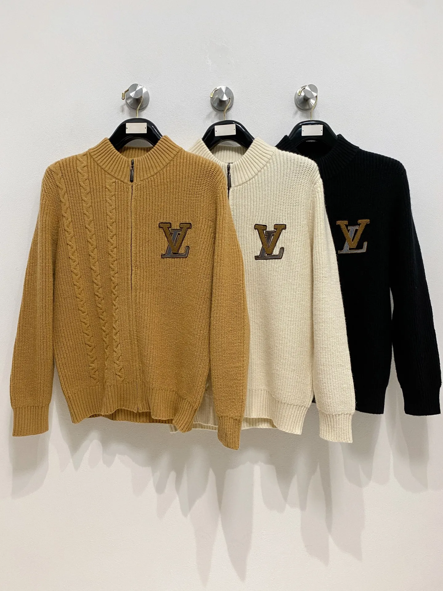 🅿️540 LV autumn and winter classic cardigan sweater, in full condition! ! ! Wool blended fabric, the latest model in 2025, golden ratio! ! Slim-fitting soft gold, versatile and practical item, the combination and practicality are extremely powerful, simple and elegant, and classy! To create your own style, it is highly recommended to buy it in two colors. The standard slim fit tailoring process is suitable for both young and old men. It is knitted from wool and will not cause any discomfort! While keeping warm, it is stylish, textured and wearable, and the classic logo with contrasting colors on the chest feels in place! ! Recommended for regular customers! ! Size M-3XL (maximum wear: 190 pounds)